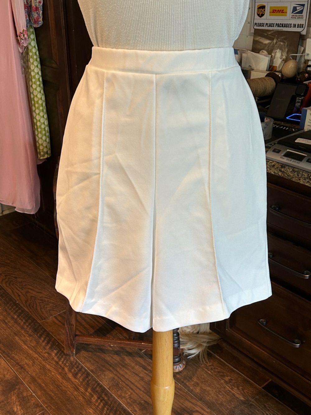 1970’s RRRRUSS Sz 28 White Polyester High Waist Pleated Shorts